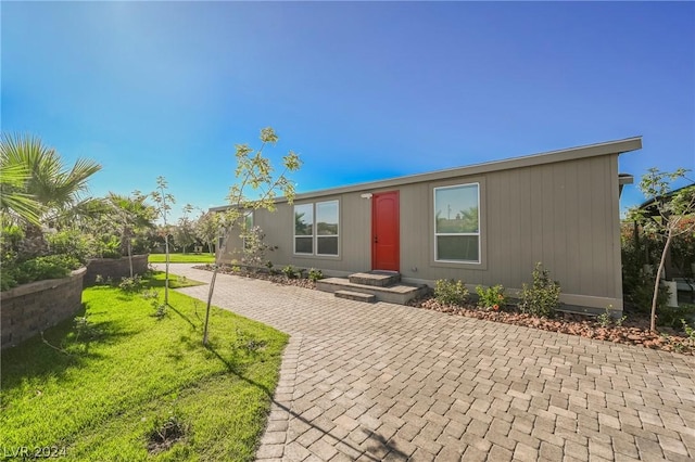 view of front of property featuring a front lawn