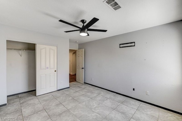 unfurnished bedroom featuring ceiling fan and a closet