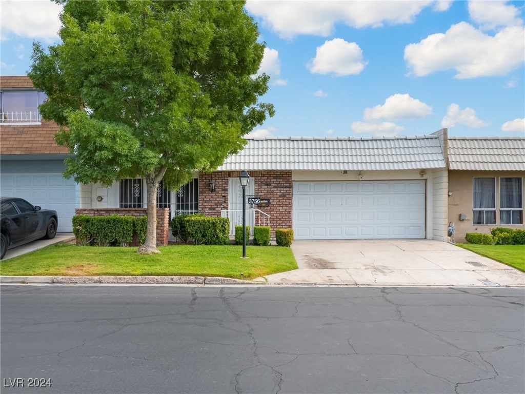 ranch-style house featuring a front lawn