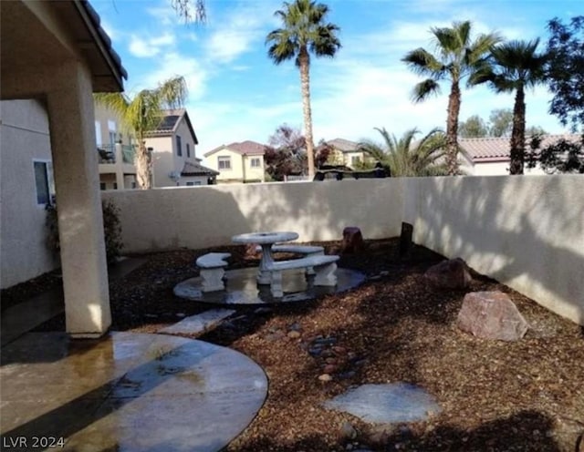 view of yard featuring a patio area