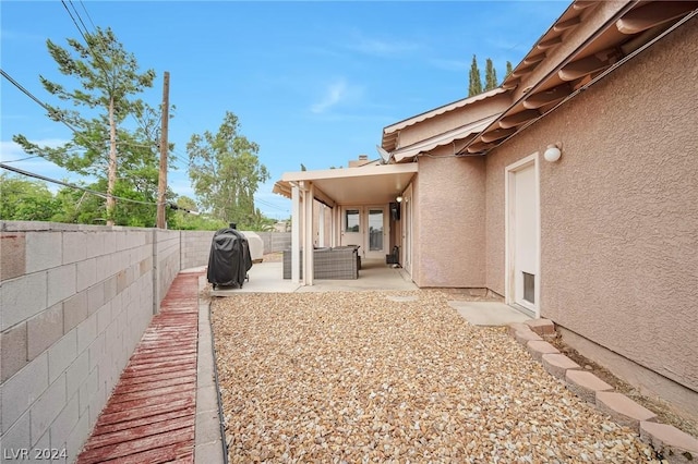 view of yard featuring a patio area