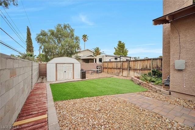 view of yard featuring a storage shed