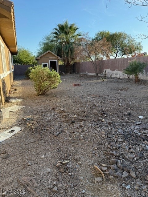 view of yard with a storage unit