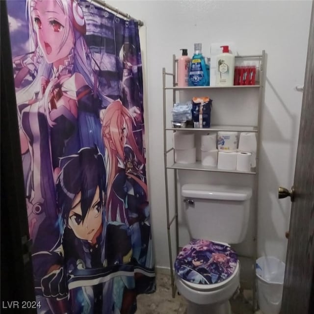 full bath featuring a shower with curtain and toilet