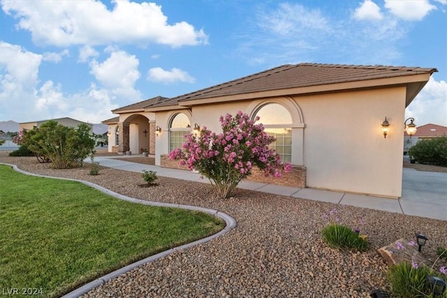 view of front of house with a front lawn