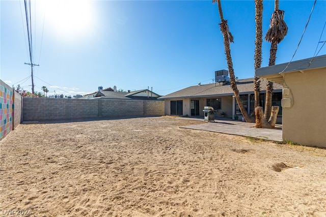 view of yard featuring a patio