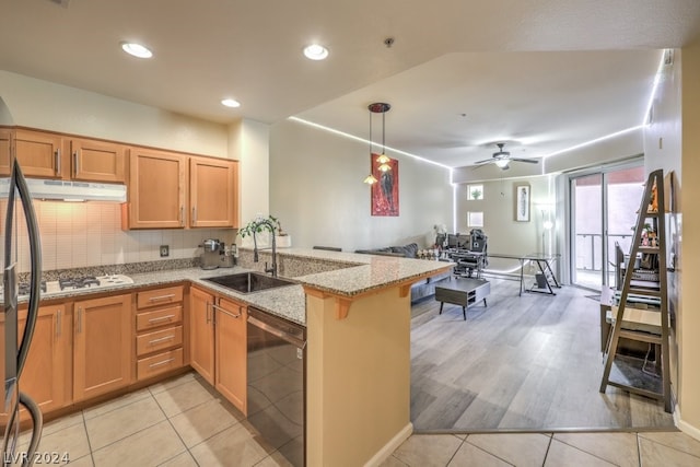 kitchen featuring light hardwood / wood-style flooring, black appliances, kitchen peninsula, backsplash, and ceiling fan