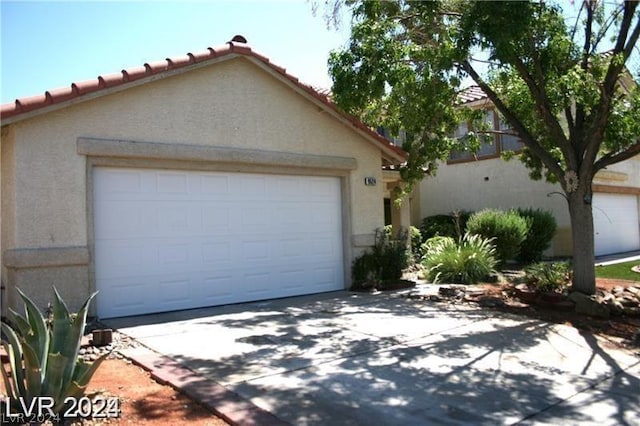 view of front facade featuring a garage