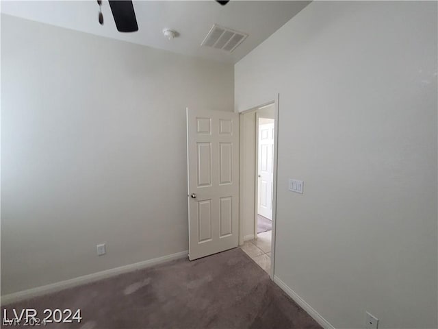 carpeted empty room featuring ceiling fan