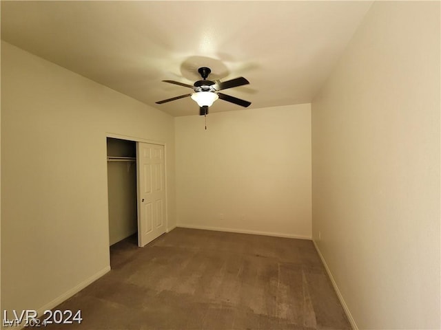 unfurnished bedroom with ceiling fan and a closet