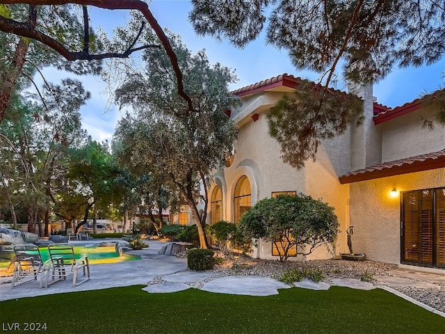 view of yard featuring a patio area