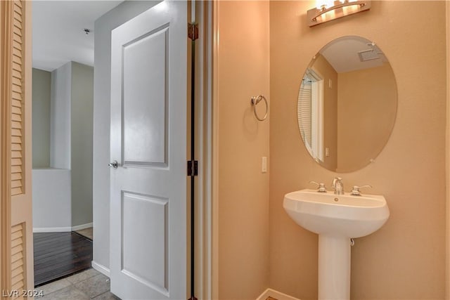 bathroom featuring baseboards and tile patterned floors