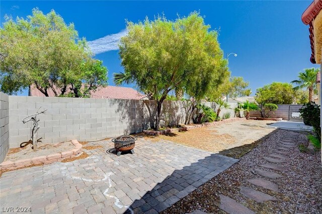 view of yard with a fire pit