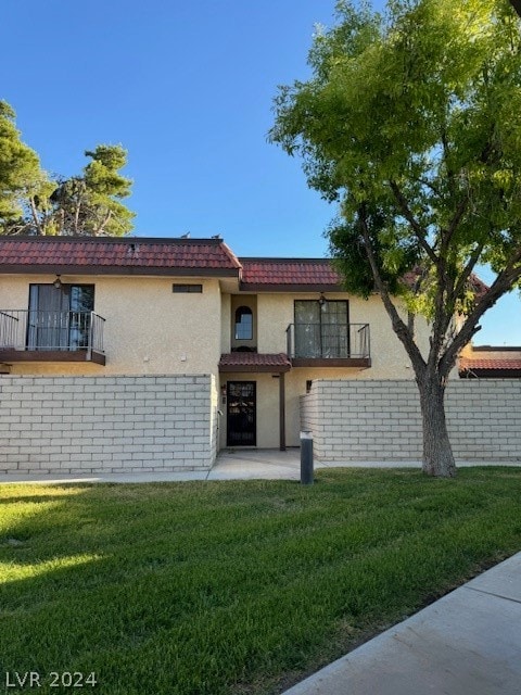 view of front of home featuring a front lawn