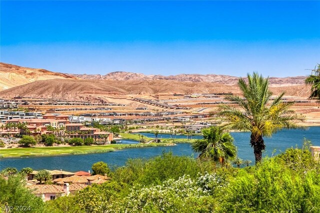 water view with a mountain view