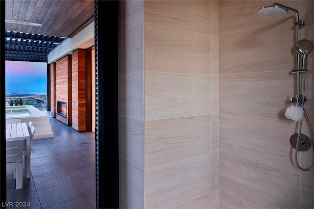 room details featuring tiled shower