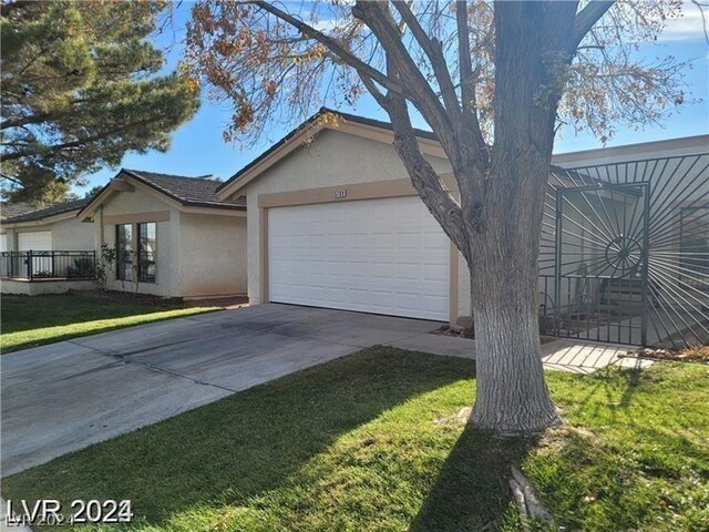 view of front of home featuring a front lawn and a garage