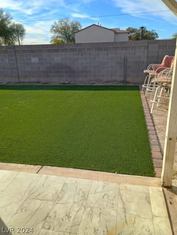 view of yard featuring a patio area