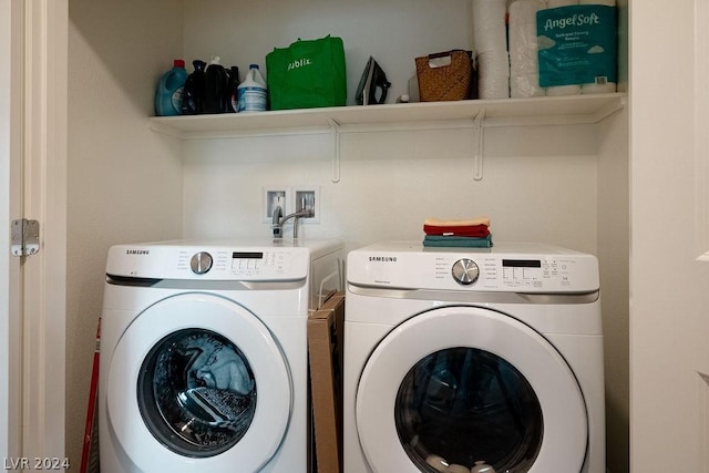 laundry room with washing machine and dryer