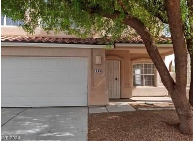 view of front facade with a garage