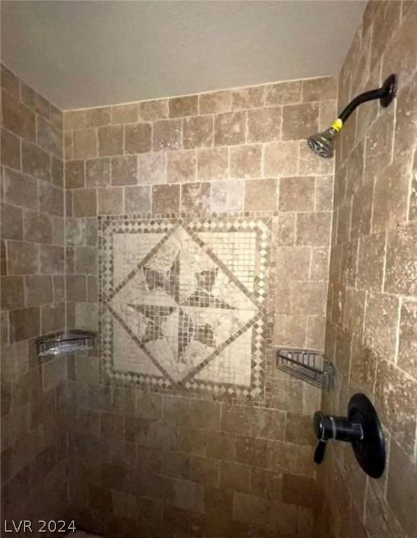 details featuring tiled shower