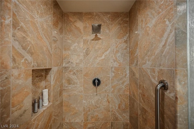 room details featuring a tile shower