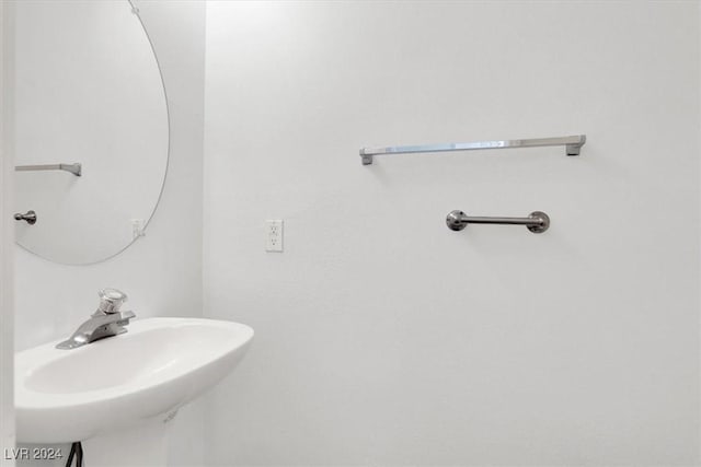 bathroom featuring sink