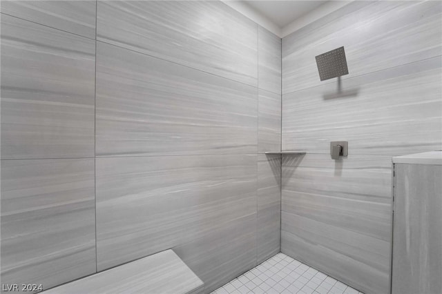 bathroom featuring a tile shower