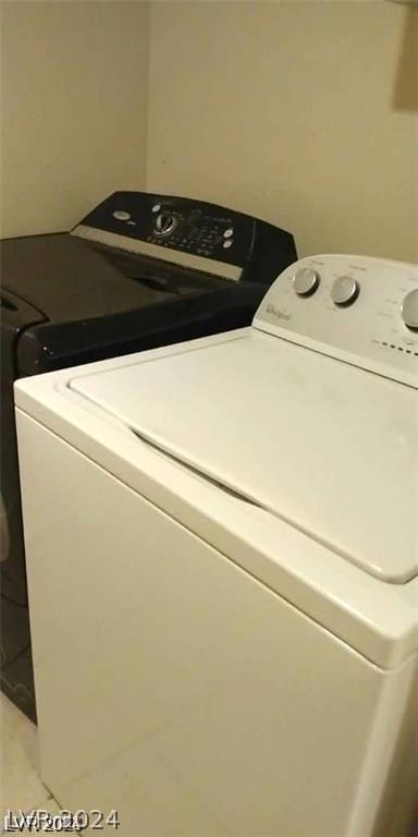 laundry room featuring light tile patterned floors and washing machine and clothes dryer