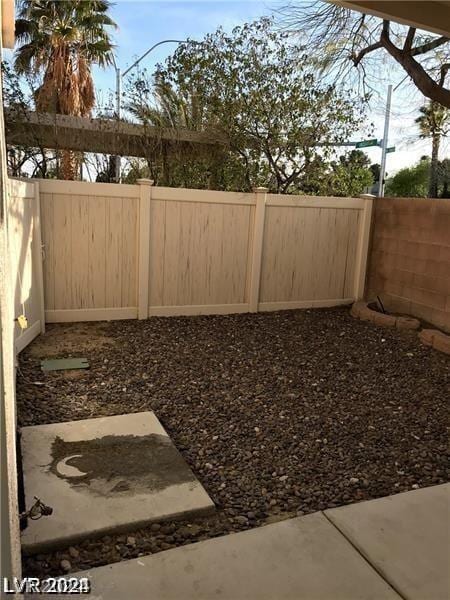 view of yard featuring a patio