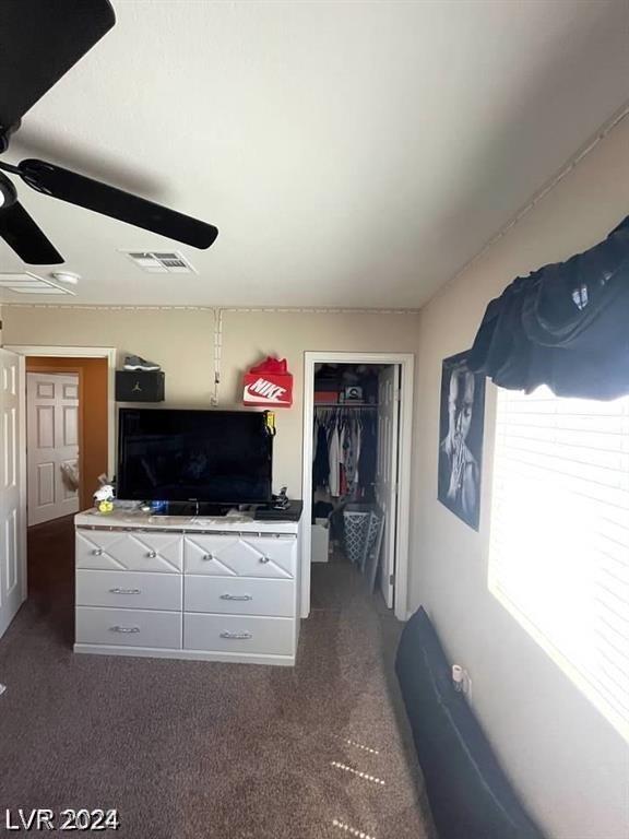 carpeted living room with ceiling fan