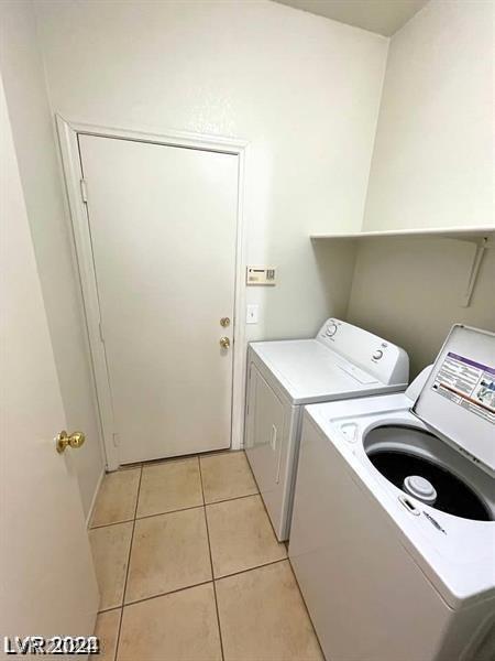 washroom featuring light tile patterned floors and independent washer and dryer