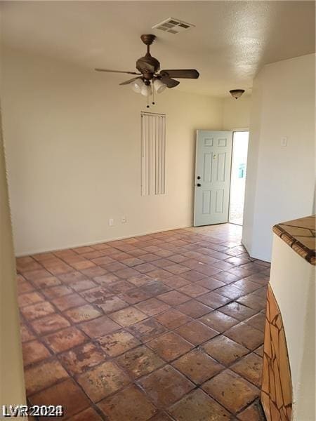 foyer featuring ceiling fan