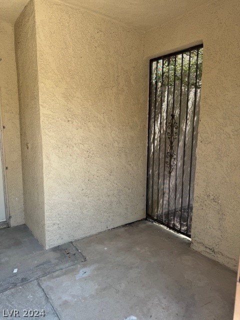 empty room featuring concrete flooring