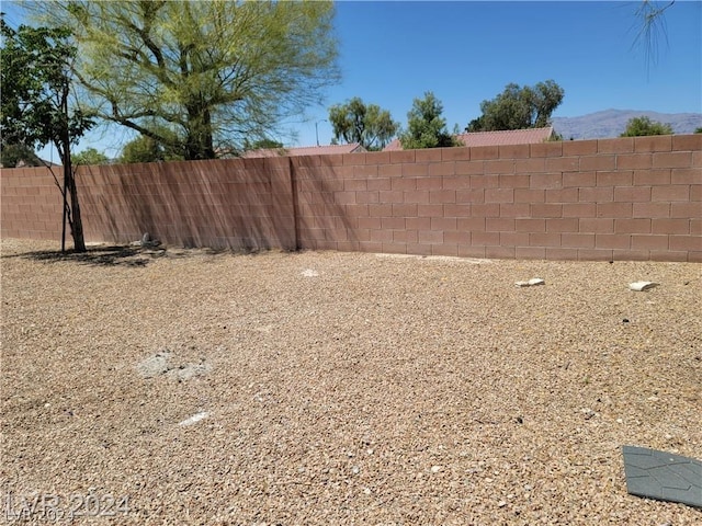 view of yard featuring a mountain view