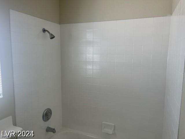 bathroom featuring tiled shower / bath