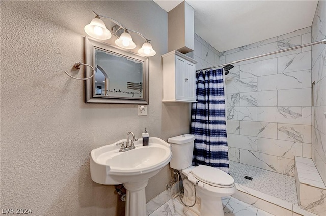 bathroom featuring toilet and curtained shower