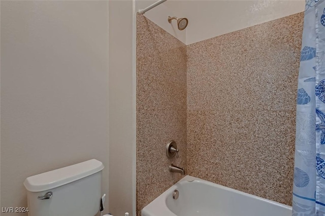 full bath with toilet and shower / bathtub combination with curtain