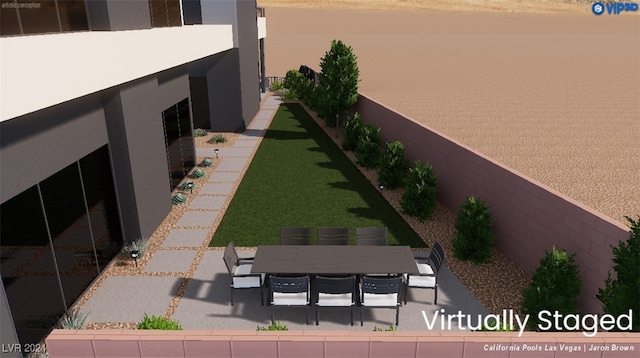 view of yard featuring a patio area