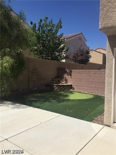 view of yard with a patio