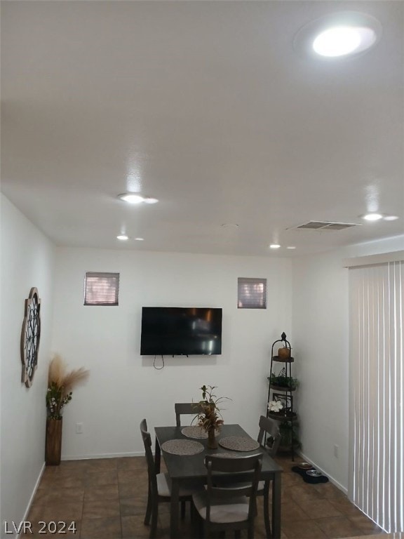 dining area featuring visible vents and baseboards