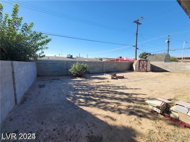 view of yard with a storage shed