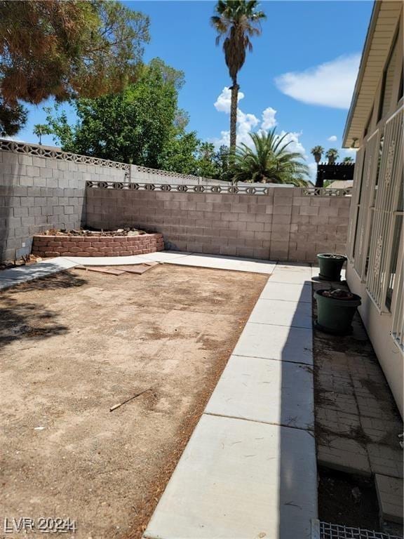 view of yard with a patio area