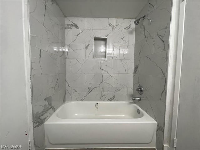 bathroom with tiled shower / bath combo