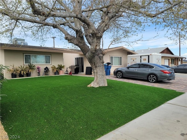 view of front of home featuring a front lawn