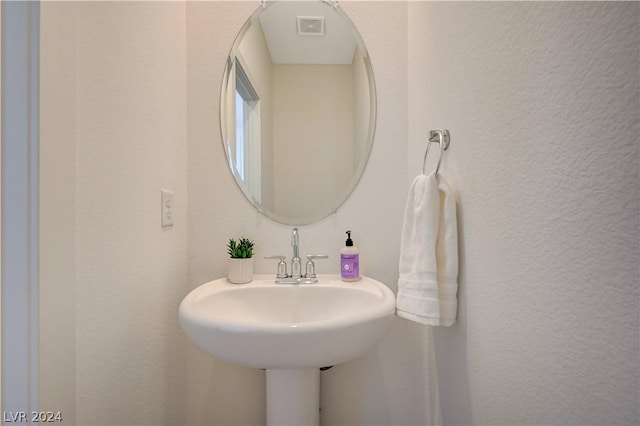 bathroom featuring sink