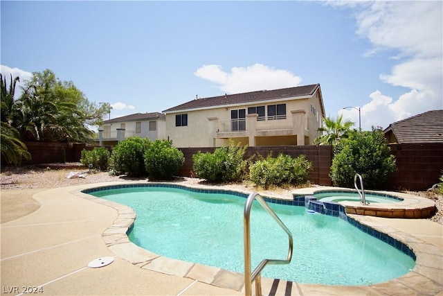 view of pool featuring an in ground hot tub