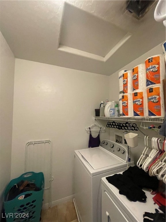 washroom featuring laundry area, tile patterned floors, baseboards, and independent washer and dryer