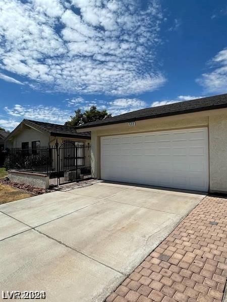 ranch-style home featuring a garage