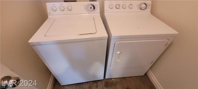 washroom with dark wood-type flooring and independent washer and dryer